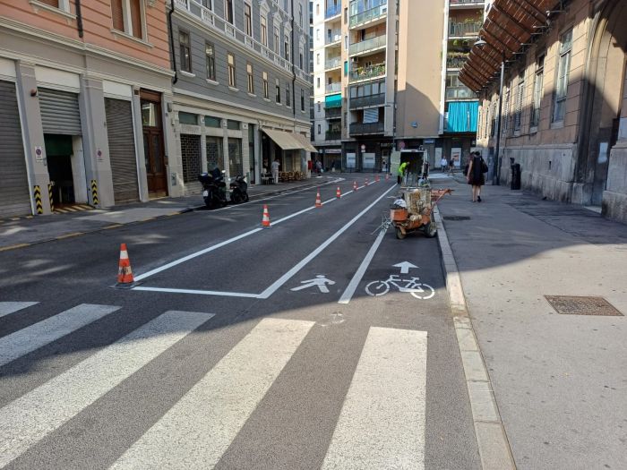 Pista ciclabile via Raffineria: "Corsia pedoni utile per parcheggio auto" 