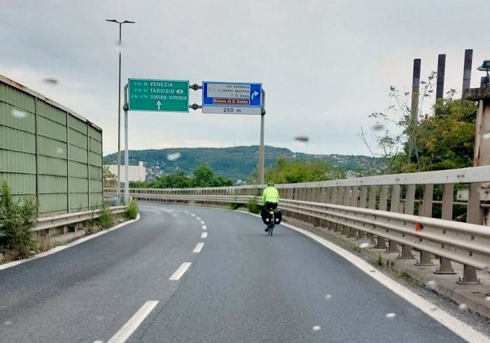 Ciclista sulla Grande Viabilità altezza Ferriera, sconcerto tra gli automobilisti 