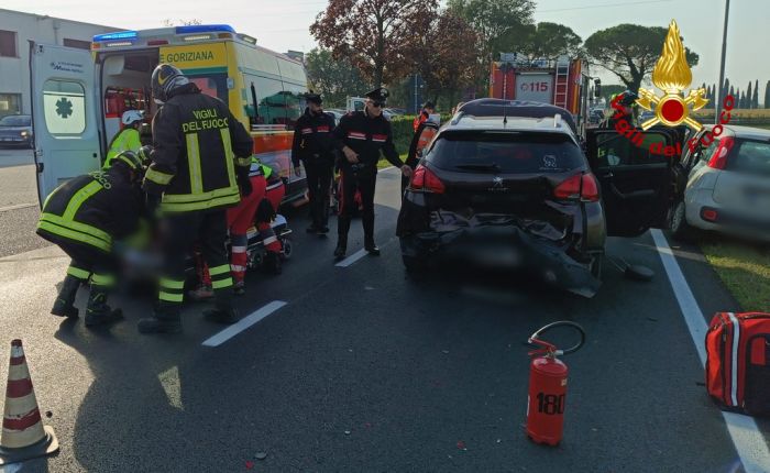 FVG, scontro tra tre auto: Vigili del fuoco salvano una donna incastrata