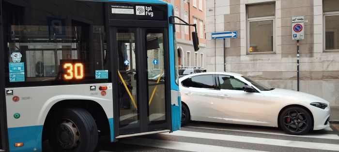 Auto parcheggiata sulle strisce blocca il bus 30 e tutta la viabilità in centro: "Ma se pol?"