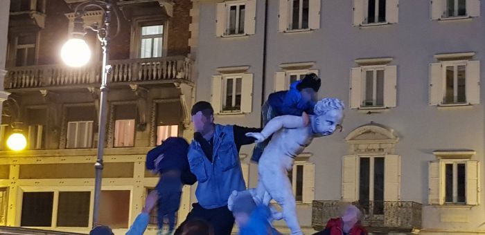 Concerto in piazza Ponterosso, polemica social per i bambini sulla Fontana del Giovannin