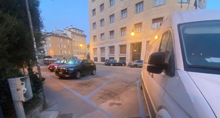 Via del Teatro Romano, finalmente rimossa l’auto con parabrezza colmo di multe