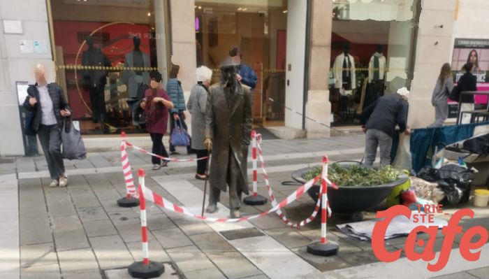La statua di Umberto Saba torna con il suo bastone, sorpresissima in via Dante!