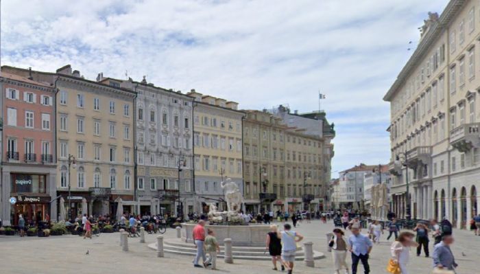 Piazza della Borsa, anziano urinava in strada davanti ai passanti: la denuncia di una mamma