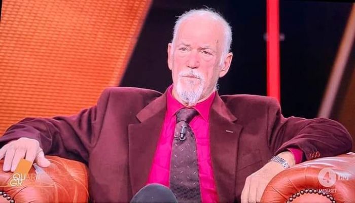 Seba a Quarto Grado: giacca bordeaux e camicia rossa per un look d'impatto