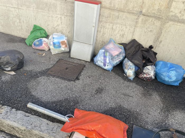 Via di Vittorio, cassonetti spostati: "Fate due passi in più e rispettate la città!"