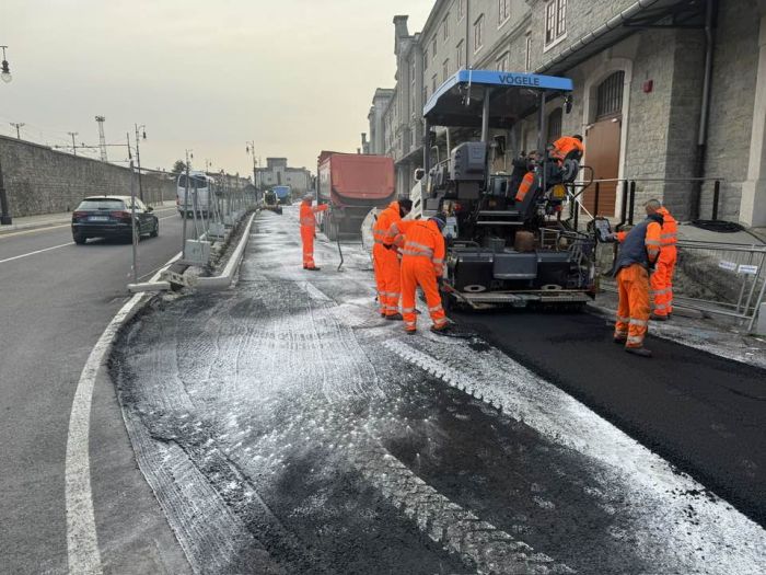 Il vialone del Porto Vivo prende forma: asfaltatura in corso