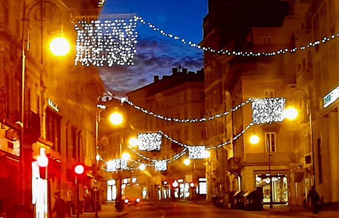Bollette, pacchi regalo o tanga brasiliani? Trieste si interroga sulle sue luminarie
