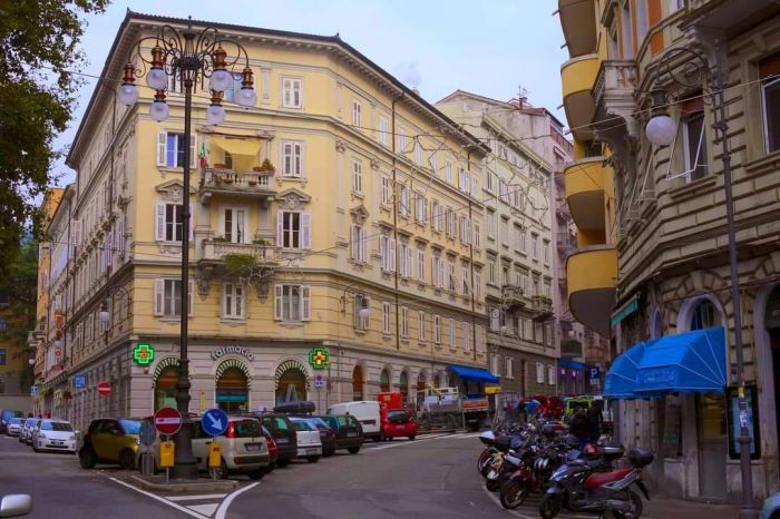 Trieste, truffa dell’ordine a domicilio: locale derubato di oltre 100 euro