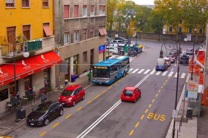 Trieste, dove i social ingannano: in vacanza solo sul telefono, ma con la testa già alle offerte del supermercato