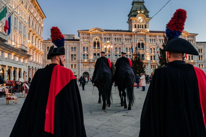 I Carabinieri augurano buone feste da Trieste: la foto simbolo sulle pagine nazionali