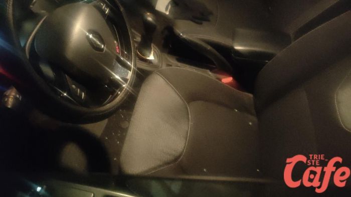 Trieste, ancora auto vandalizzate: nuovo raid in largo Santos in pieno centro