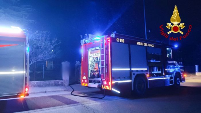 Fvg, incendio notturno in uno stabile: 10 persone coinvolte 