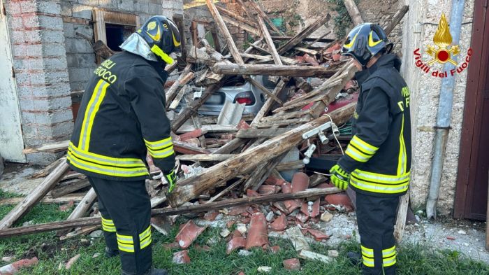 Parziale crollo di un edificio abbandonato a Codroipo, vigili del fuoco sul posto