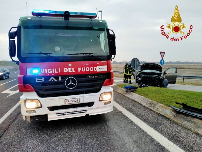 Fvg: lamiere accartocciate, automobilista intrappolato salvato dai soccorsi