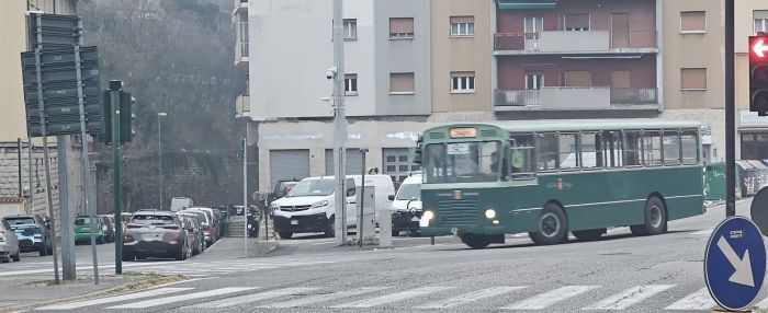 Un tuffo nel passato a Trieste, il bus storico incanta piazza Foraggi
