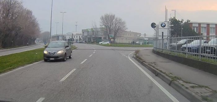 Imbocca Via Flavia al contrario e suona agli altri: l’incredulità degli automobilisti