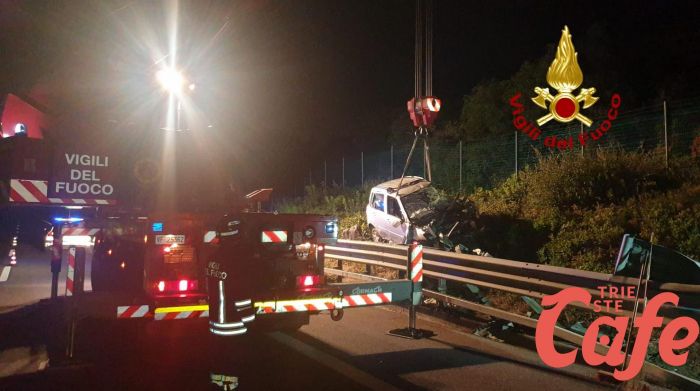 Raccordo autostradale altezza Duino,  perde il controllo dell'auto finendo rovinosamente fuori dalla carreggiata (FOTO) 