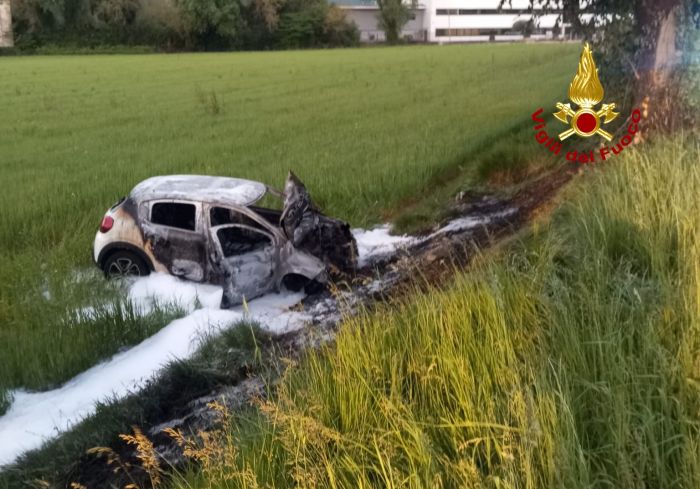 Schio, auto finisce fuoristrada e prende fuoco: ferito il conducente