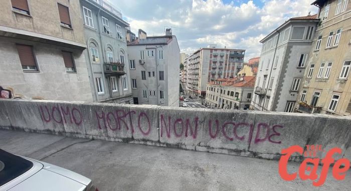 “Uomo morto non uccide”: spunta una nuova scritta shock, stavolta sulla scala Stendhal