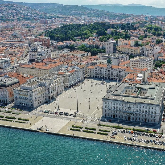 Sole, caldo, naturismo e turisti, gruppo di triestini: "Accogliamo i turisti tutti nudi in piazza Unità" 