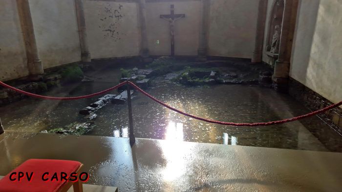 Duino Aurisina, chiesa invasa dal fango dopo l’esondazione: intervengono i pompieri volontari