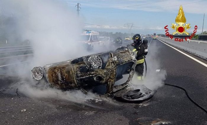 Incidente sull’autostrada A4: auto si ribalta e prende fuoco, traffico in tilt