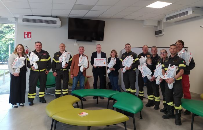 Uova di Pasqua e solidarietà: i Vigili del Fuoco tornano al Burlo per regalare un sorriso ai bimbi