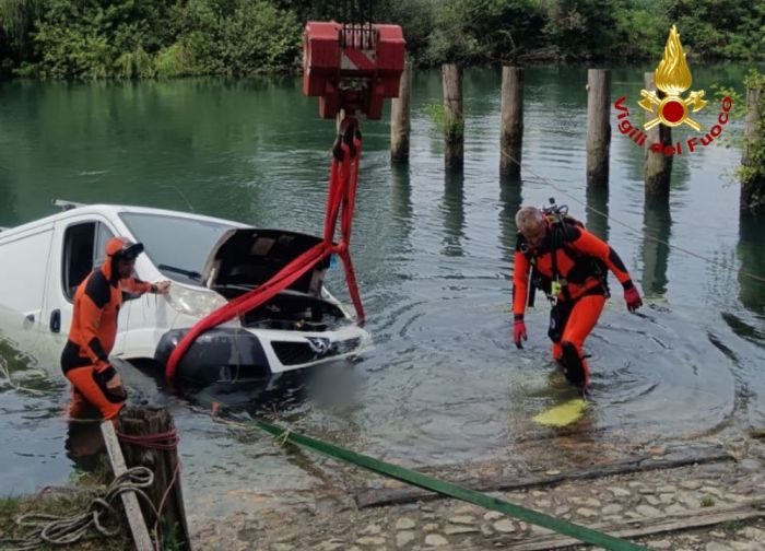 Furgone scivola nello Stella durante la discesa del gommone: intervento di sommozzatori e gru