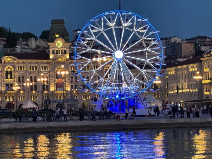 Trieste, torna la ruota panoramica sulle Rive: folla e selfie dal primo giorno
