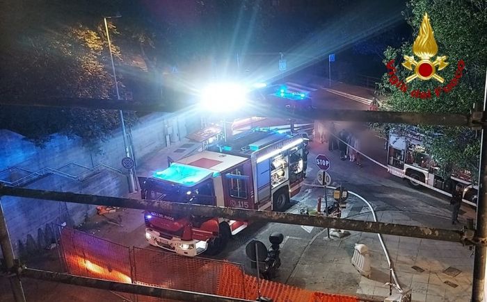 Fiamme in un condominio di via Pasteur: materasso incendiato e trenta persone evacuate