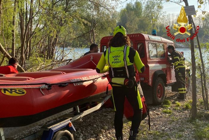 Due ragazzi si trovano nel letto del fiume rimanendo bloccati su un isolotto