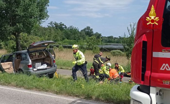 Fvg, auto uscita di strada finisce la sua corsa contro un albero