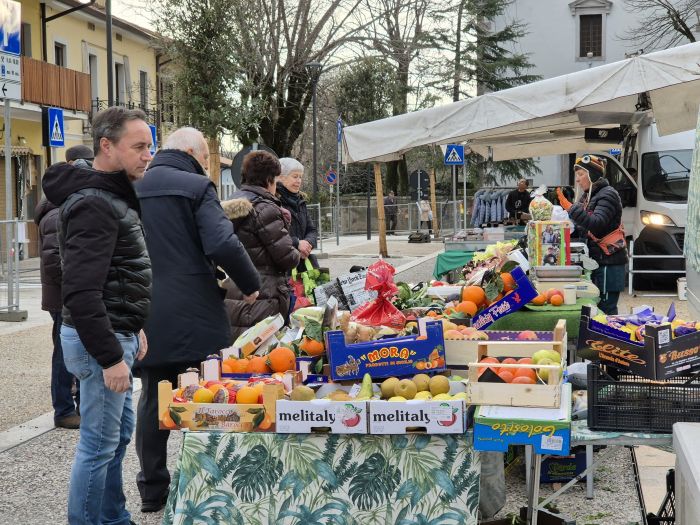 Aurisina, tornato in piazza il mercatino. Gabrovec: “Grato agli ambulanti, puntiamo al rilancio”  