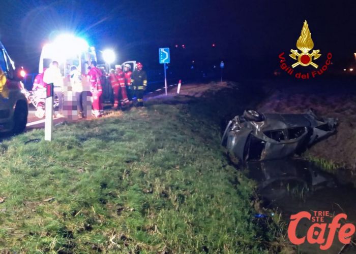 Tragedia in Veneto nella notte: auto si ribalta nel canale, un giovane perde la vita e cinque feriti