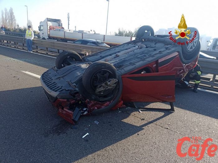 Tangenziale di Venezia, schianto tra due auto: una si capotta, intervento dei soccorsi