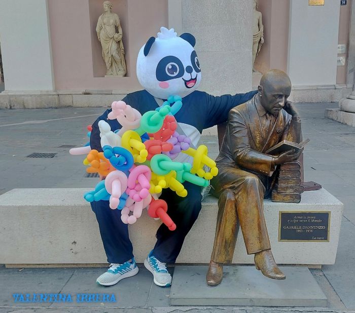 Un panda, D'Annunzio e una valanga di palloncini: a Trieste la cultura si colora di allegria