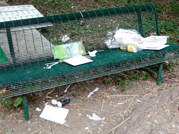 “Bivacchi, rifiuti e falò vicino alla ciclabile”: la denuncia sulla zona tra via Almerigotti e Monfalcon