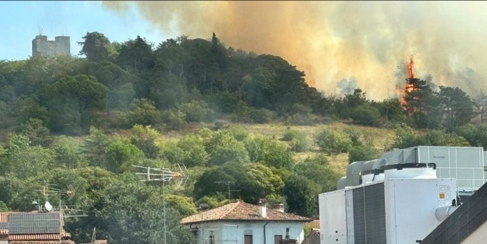 Incendio alla Rocca di Monfalcone: vigili del fuoco e protezione civile al lavoro per domare le fiamme