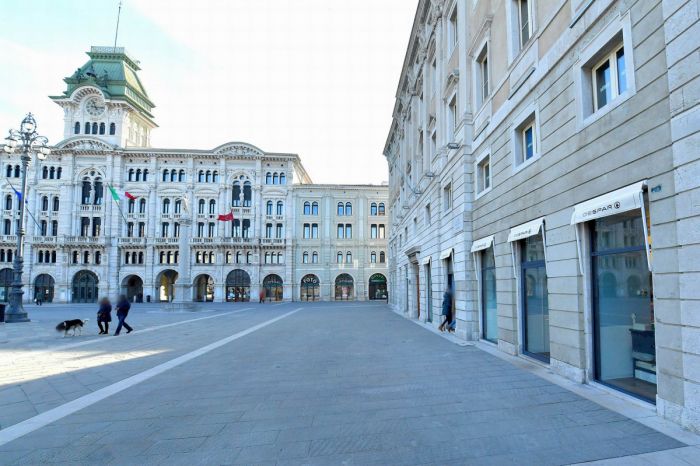 Slalom tra turisti con trolley in piazza Unità, proposta dei triestini per dare benvenuto a primavera! 