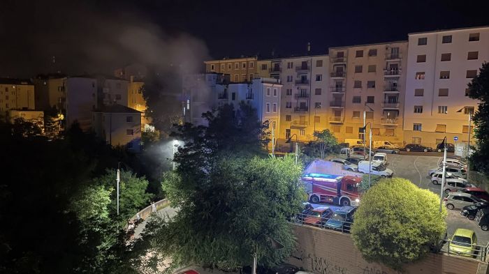 Fiamme all’ingresso della ciclabile di San Giacomo: intervento fulmineo dei Vigili del Fuoco (VIDEO)