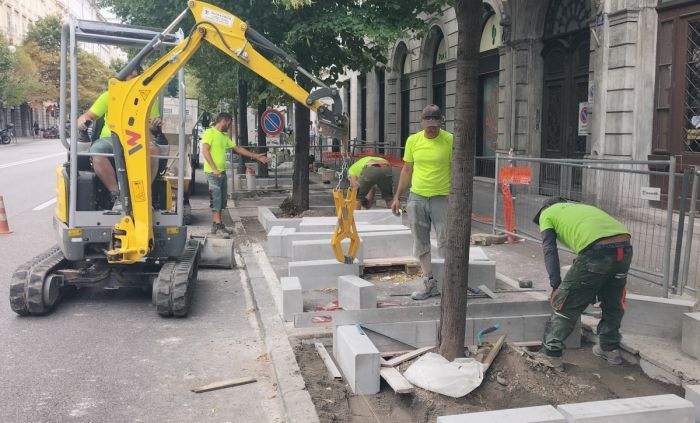 Via Battisti si rifà il look: oltre 80 nuove aiuole per un verde urbano più curato