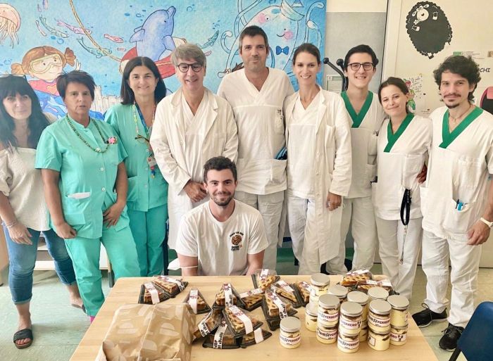 Dolcezza e solidarietà al Burlo, giovane pasticcere regala un sorriso a medici e pazienti