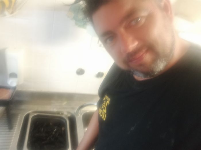 Stefano Puzzer alle prese con le cozze: “Le odio pulire, ma sono buonissime” – Il sapore della normalità