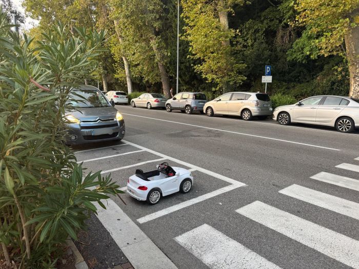 Mini-auto in attesa del piccolo pilota a Barcola: lo scatto curioso in viale Miramare