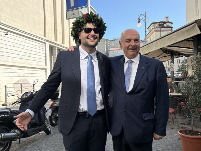 Laureato per caso incrocia il Sindaco: applausi, foto e un futuro a gonfie vele