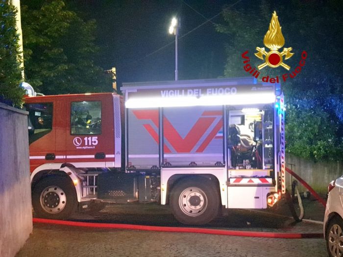 Via Praga, incendio all'interno di un appartamento a Trieste: persona intossicata a Cattinara