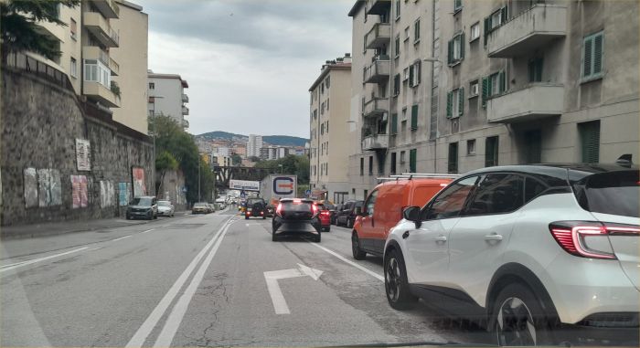 Traffico rallentato a Campi Elisi: code e disagi per i lavori stradali