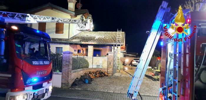 Fvg, incendio nella notte sviluppatosi in un sottoportico accostato ad una casa di civile abitazione