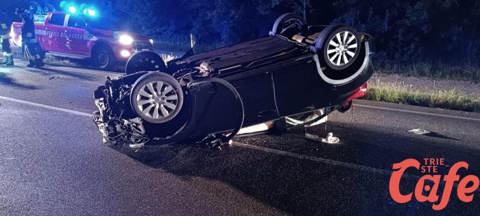 Auto si cappotta autonomamente nella notte a San Giovanni di Duino